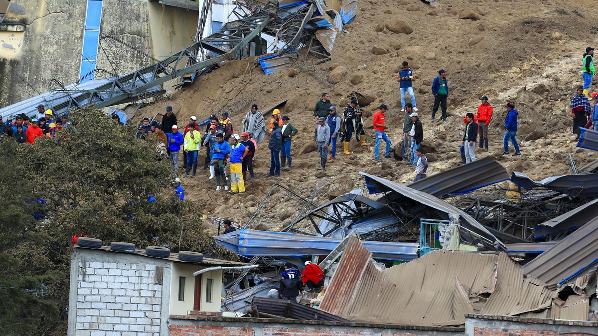 Sesuv půdy v Andách si zatím vyžádal šest mrtvých. Pohřešuje se 62 lidí